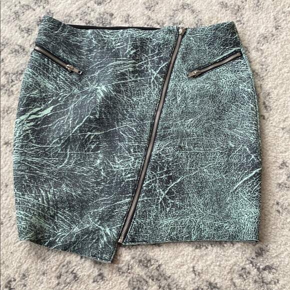 Guess | Green & Black Patterned assymetrical Women's mini Skirt - medium - Picture 1 of 5